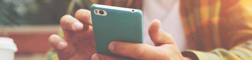 Teclado da Apple e um celular Android